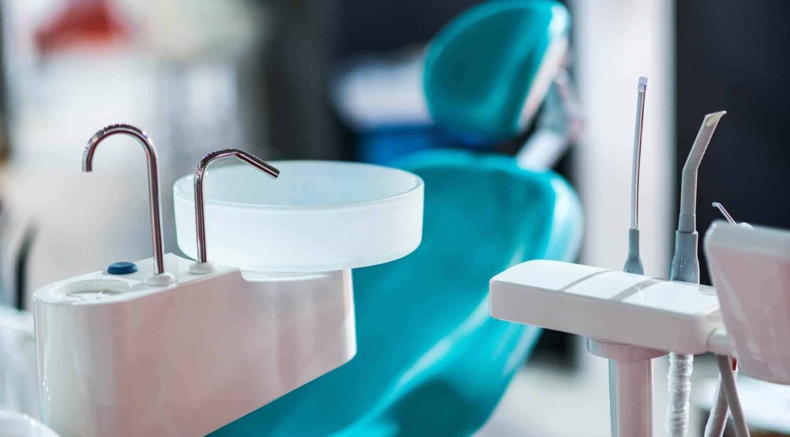 Mangler du en tand? Alt om tandimplantater og permanente løsninger