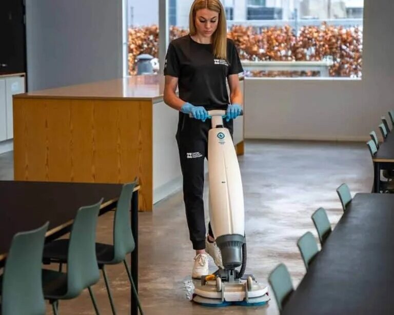 Fra kemi til kommunikation: Hvad skal du kigge efter hos din erhvervsrengøringspartner?