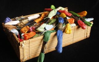 Farverige tråde: Inspiration til moderne julekalender-broderi