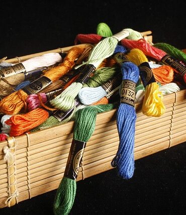 Farverige tråde: Inspiration til moderne julekalender-broderi