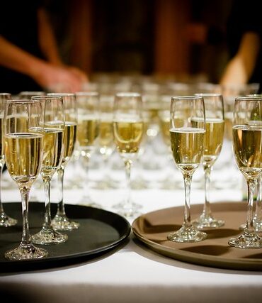 Serveringsbakker til udendørs brug: Vejrresistente og praktiske