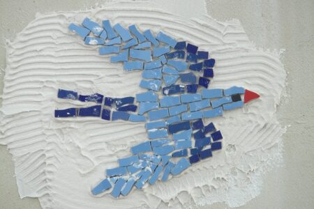 Gør din væg til et kunstværk med disse kreative ideer til svævehylde og gallerihylde