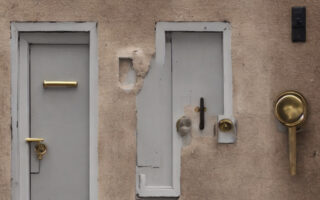 Ingen flere uventede gæster: Hvordan en Abus dørspion kan beskytte dit hjem