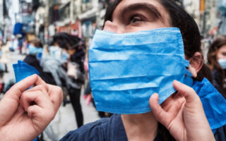 Mundkurv i offentligheden: Hvad siger loven om at bære mundkurv til mennesker?