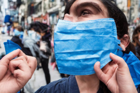 Mundkurv i offentligheden: Hvad siger loven om at bære mundkurv til mennesker?