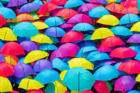 Undgå regnvejrsproblemer med en praktisk taskeparaply